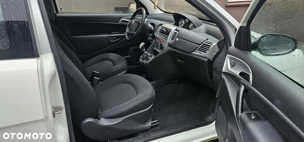 Lancia Ypsilon 1.2 8V Argento (4 os.) - 9