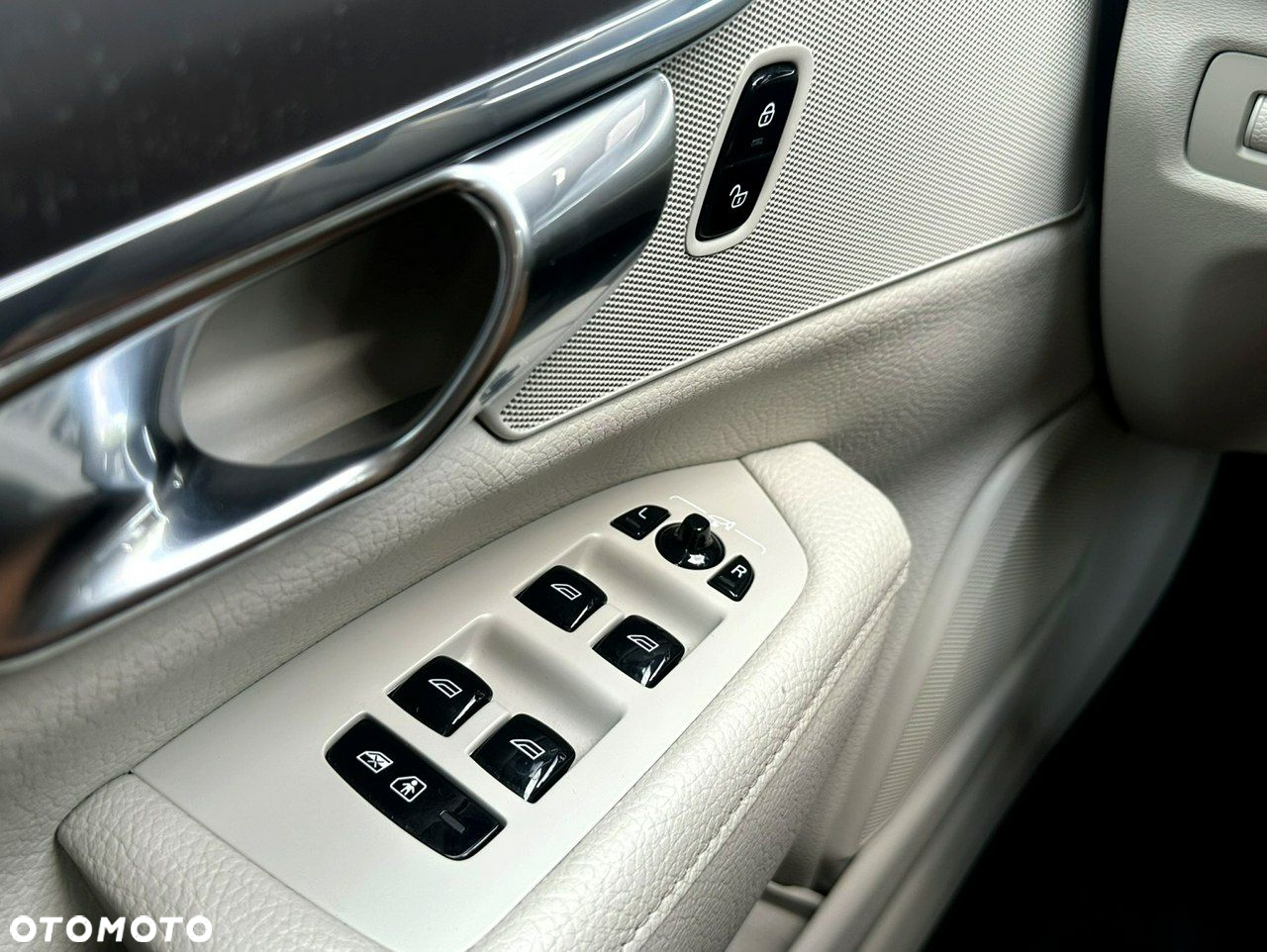 Volvo V90 D5 AWD Momentum - 24