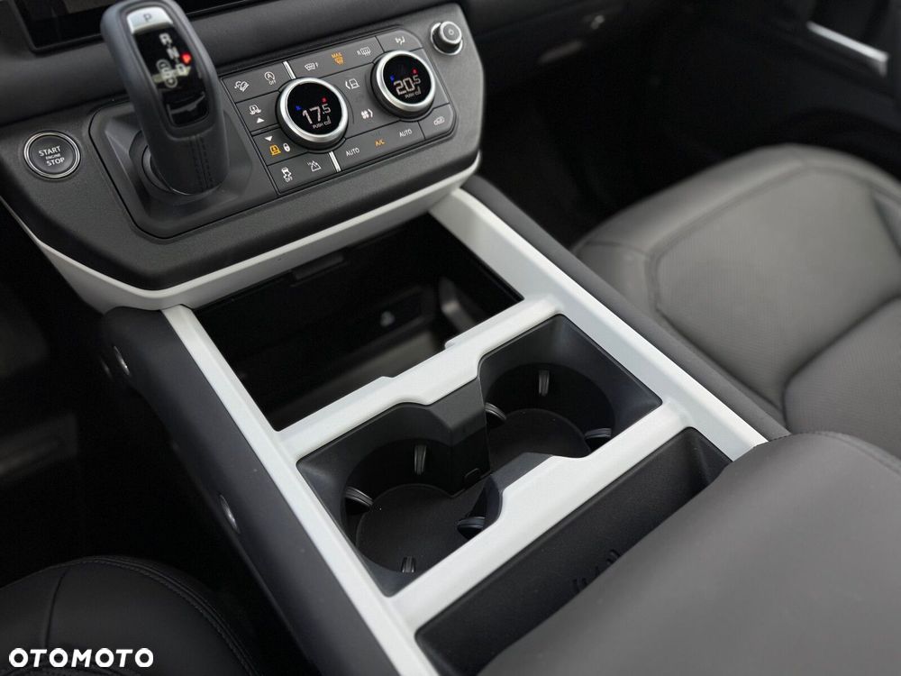 Land Rover Defender - 22
