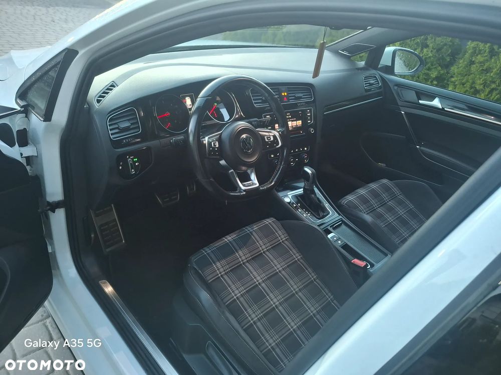 Volkswagen Golf - 6