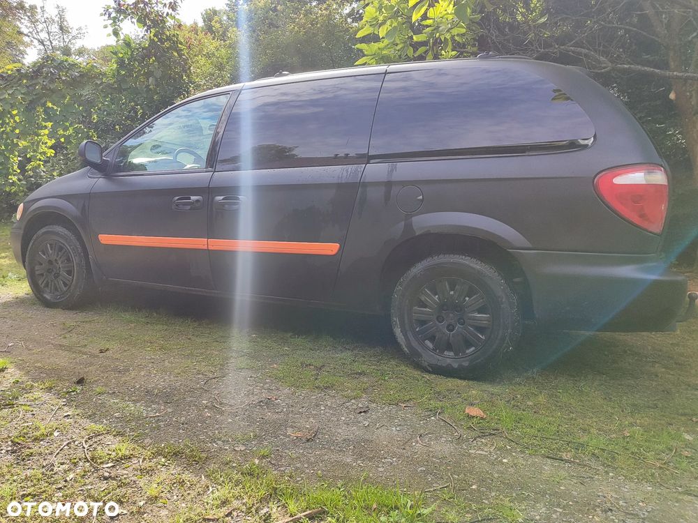 Chrysler Town & Country - 4