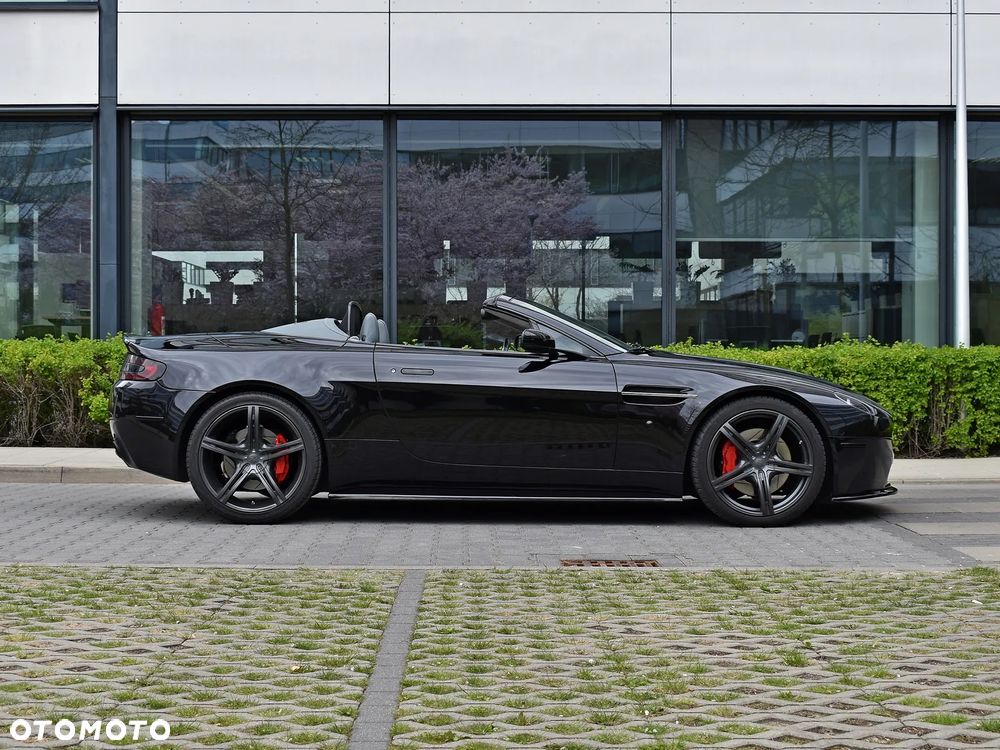 Aston Martin V8 Vantage - 11