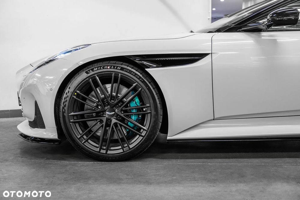 Aston Martin DB12 - 10