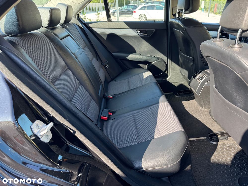 Mercedes-Benz Klasa C 200 T 7G-TRONIC Avantgarde Edition - 28