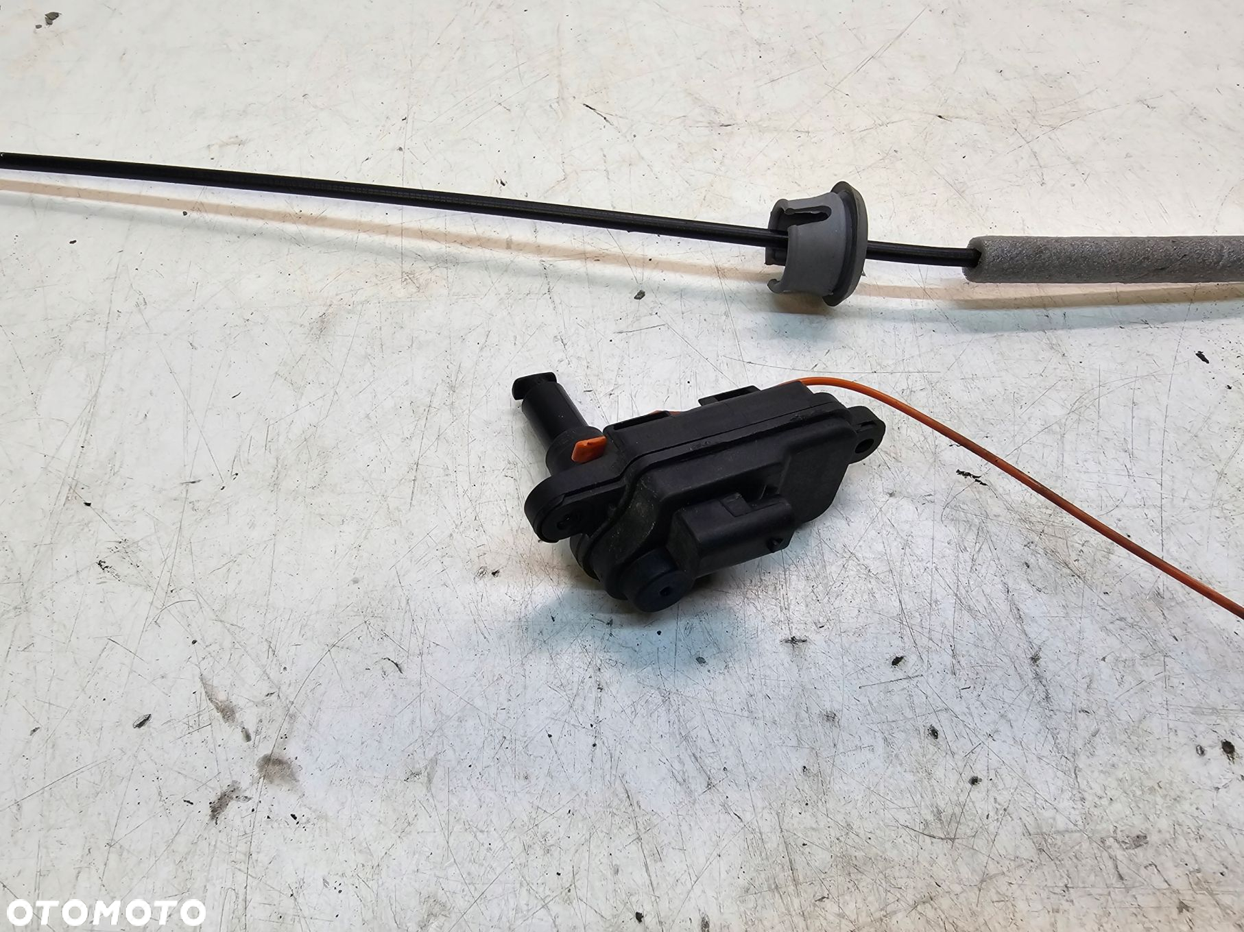 SIŁOWNIK KLAPKI PALIWA AUDI A3 8V CABRIO 8V7862193B - 2