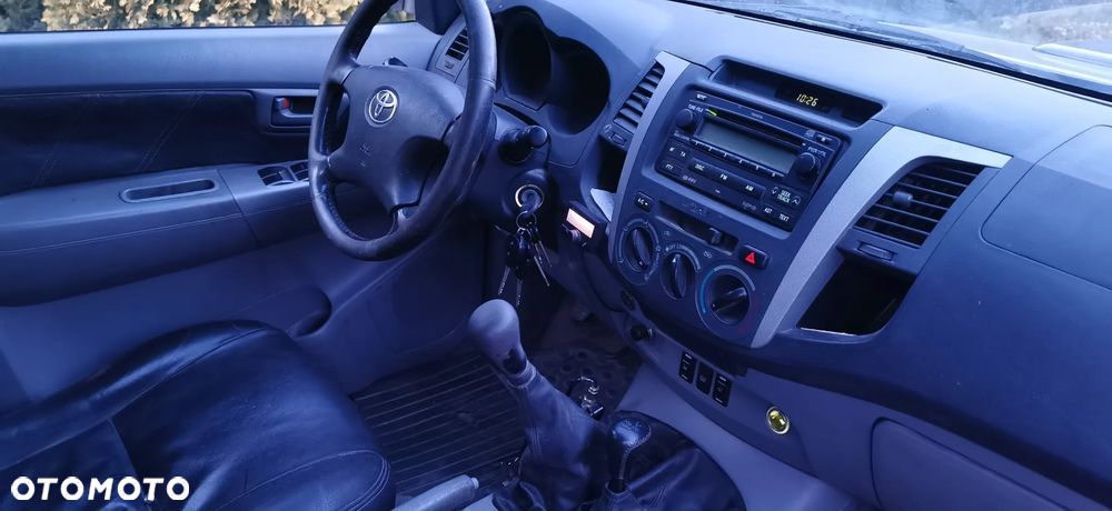 Toyota Hilux 2.5 D-4D DLX + - 7