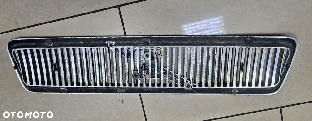 Osłona grilla / grill / VOLVO V40 - 2