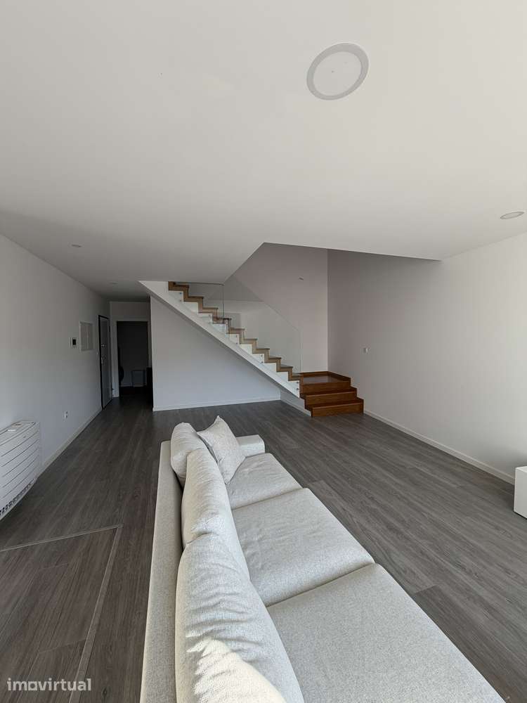 T3 Duplex Moderno, Totalmente Mobilado e Equipado – Rua do Loreto - Grande imagem: 4/17