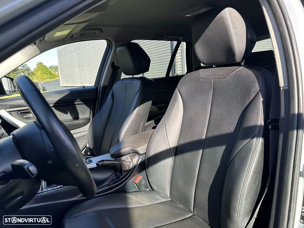 BMW 318 d Sport Line - 24