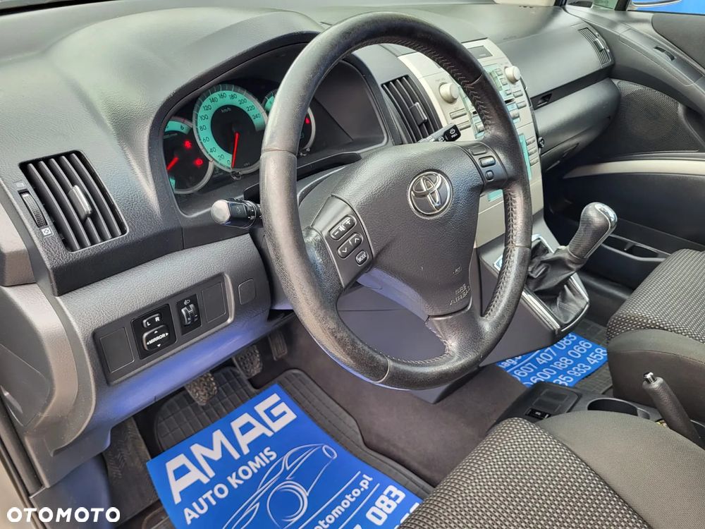 Toyota Corolla Verso 2.2 D-4D X 7os - 16