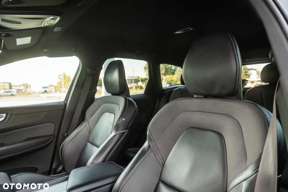 Volvo XC 60 B4 D AWD R-Design - 19