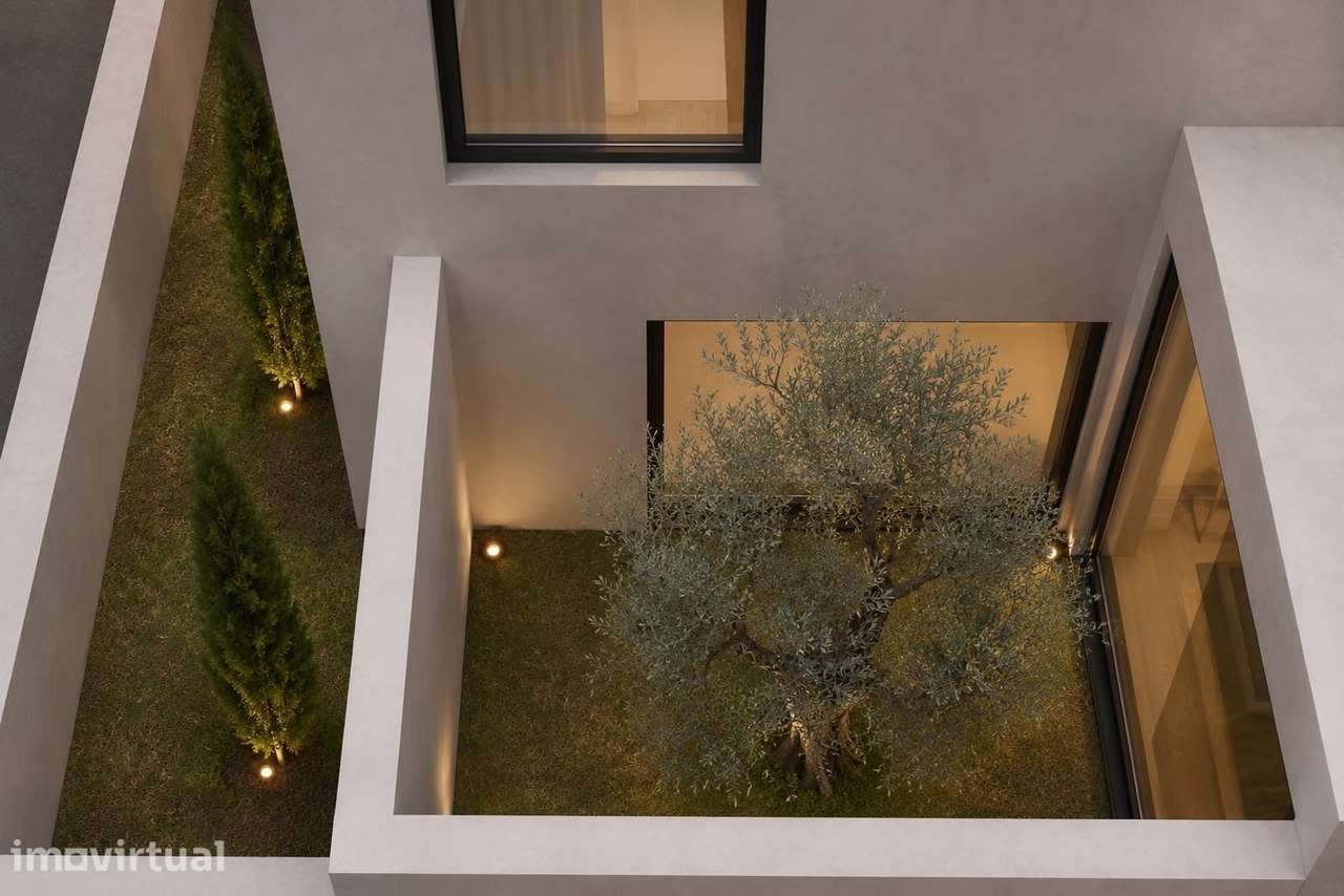 Terreno com moradia em ruína para construção em Condomínhas - Grande imagem: 3/23