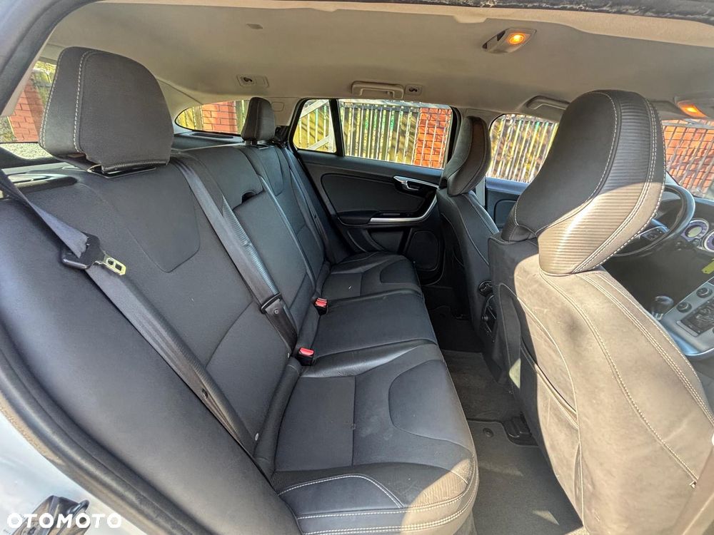 Volvo V60 D3 R-Design - 38