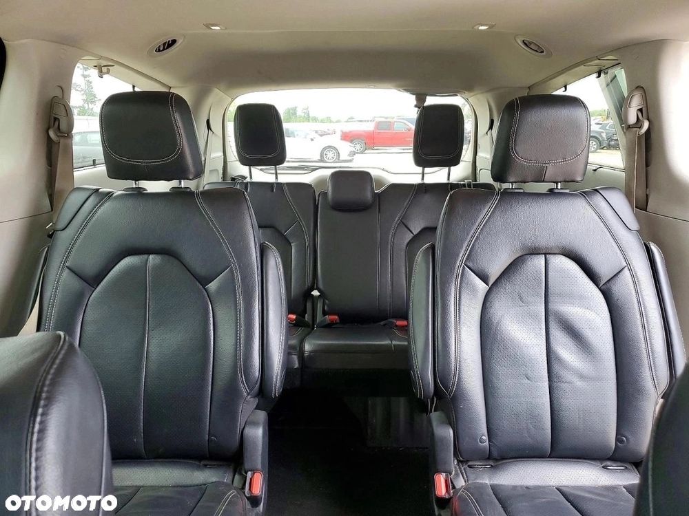 Chrysler Pacifica - 8