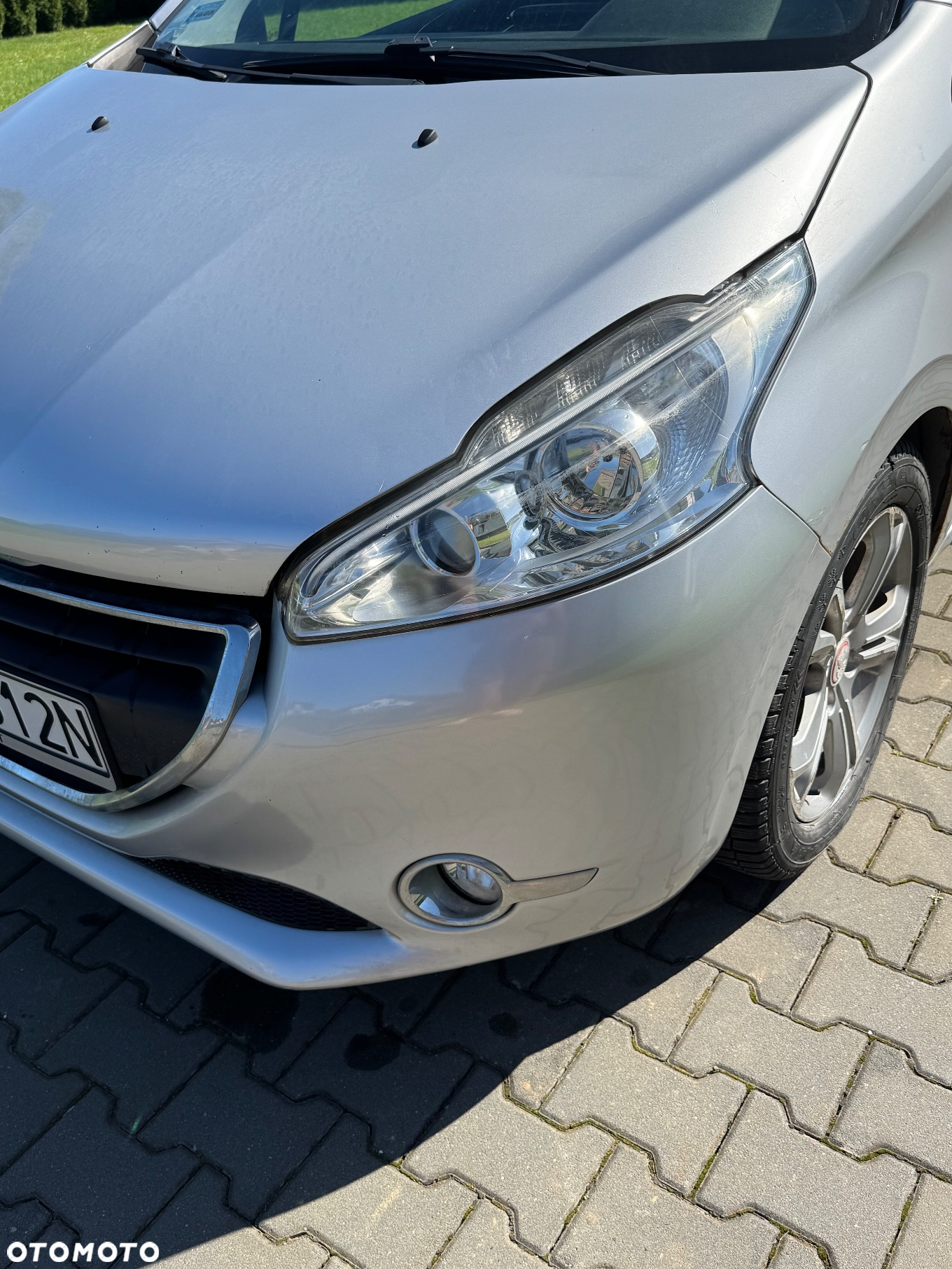 Peugeot 208 - 8