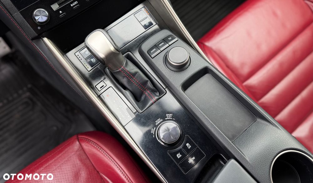 Lexus IS 300h F Sport - 25