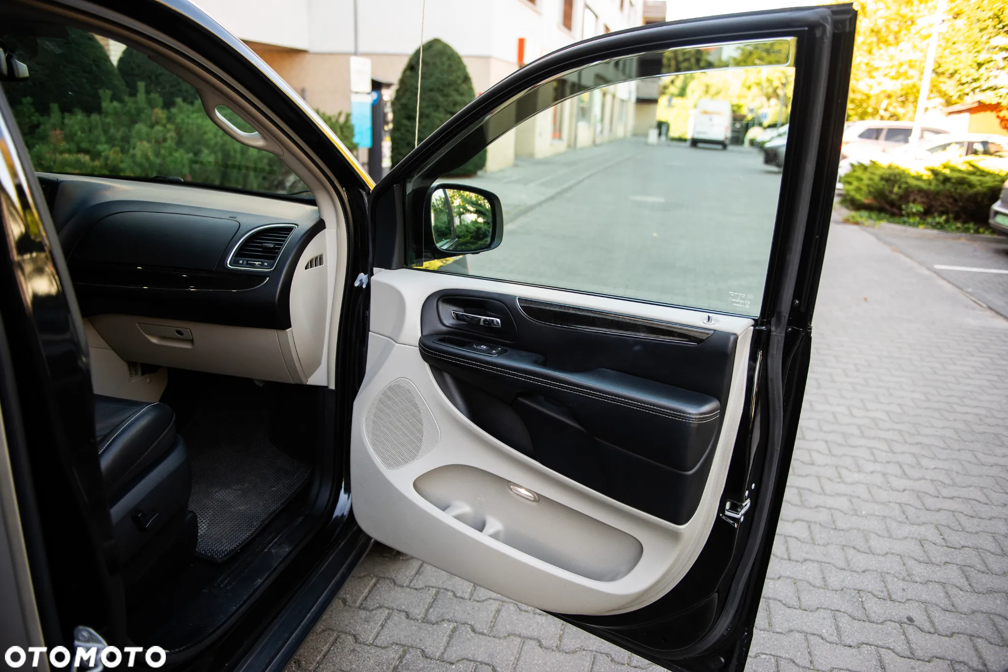 Chrysler Town & Country 3.6 Limited - 23