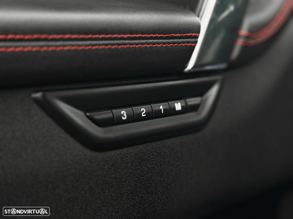 Land Rover Discovery Sport P300e R-Dynamic SE - 18