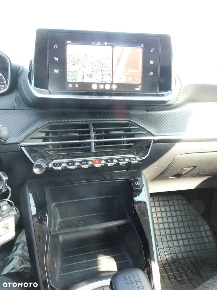Peugeot 208 - 8