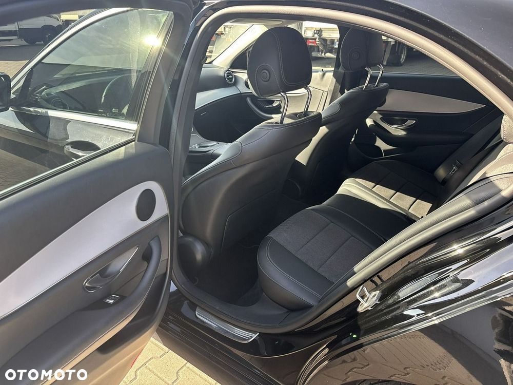 Mercedes-Benz Klasa E 220 d 4Matic 9G-TRONIC AMG Line - 19