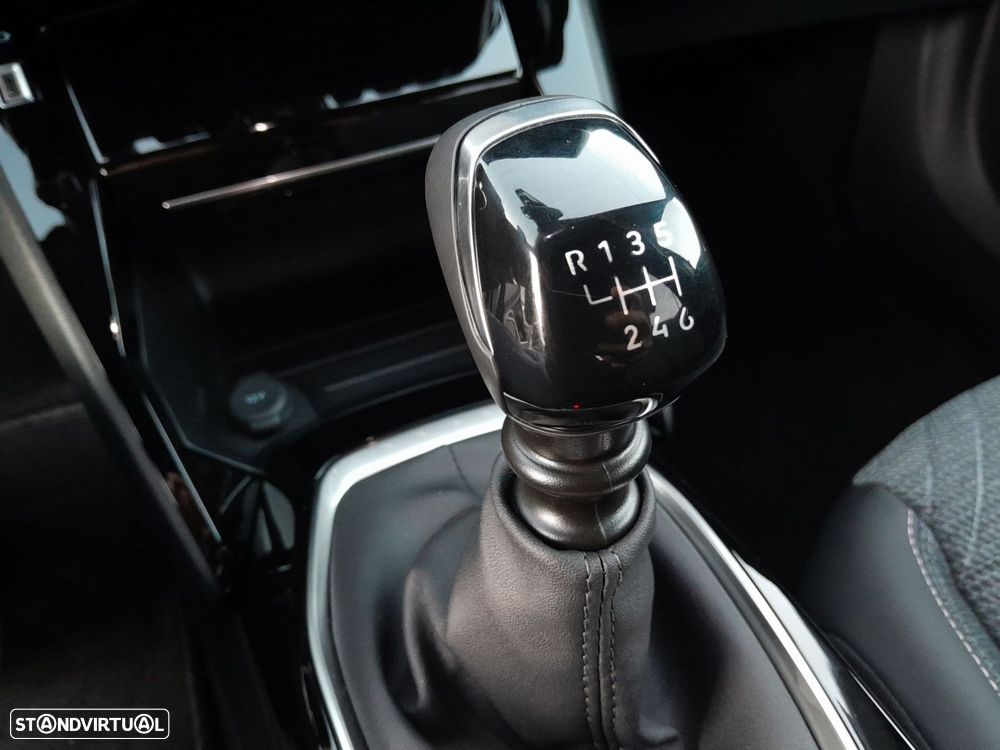 Peugeot 2008 1.2 PureTech Allure — fotografia 18