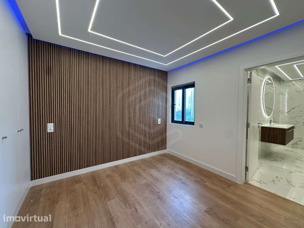 Apartamento T2 renovado, na primeira linha da praia em Quarteira, A... - Grande imagem: 4/23