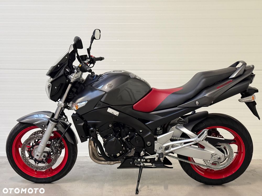 Suzuki GSR - 6