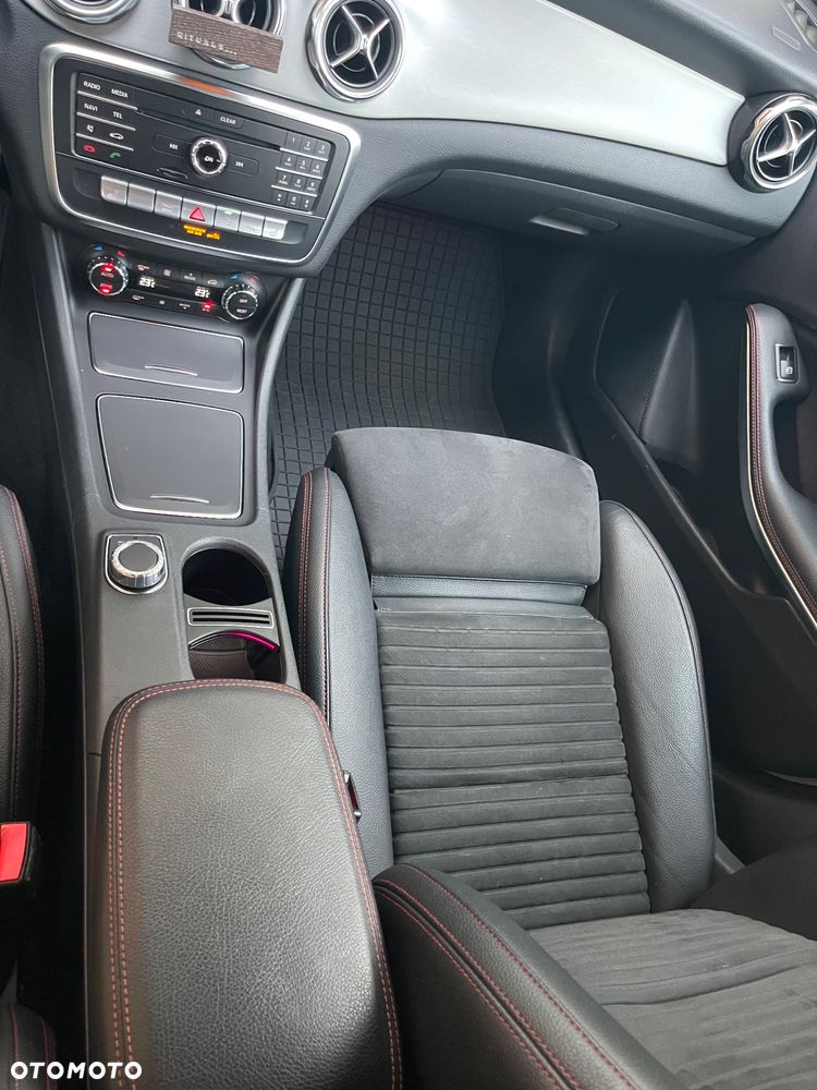 Mercedes-Benz GLA 200 7G-DCT - 16