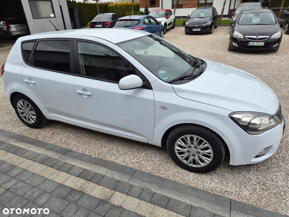 Kia Ceed - 11
