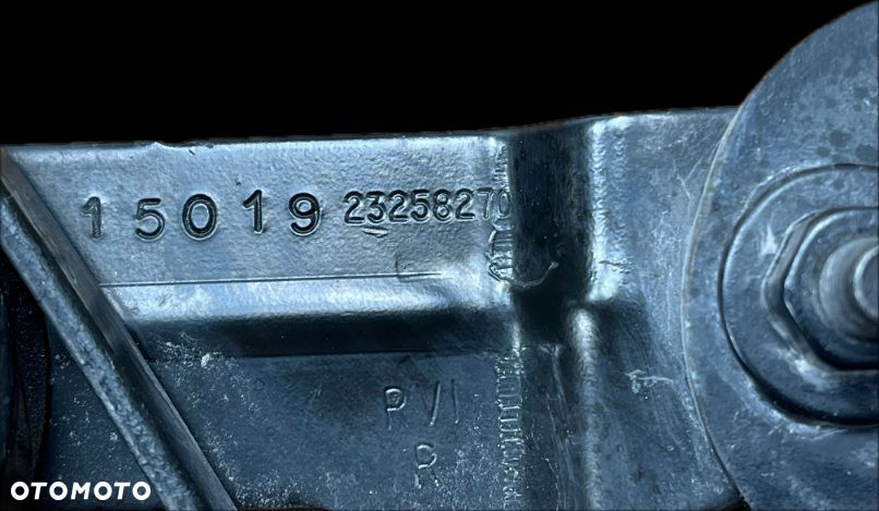 P8 GMC YUKON XL DENALI IV 2015 - PRAWY ZAWIAS MASKI ORYGINAŁ 23258270 - 3