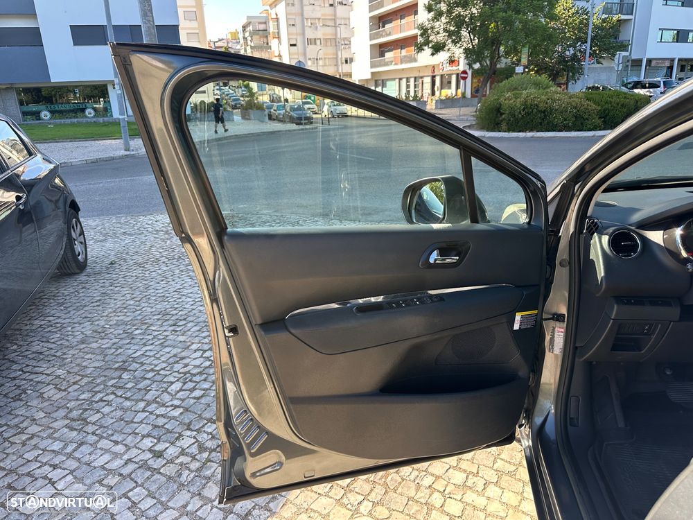 Peugeot 5008 1.6 E-HDi 7L Allure 2-Tronic - 17