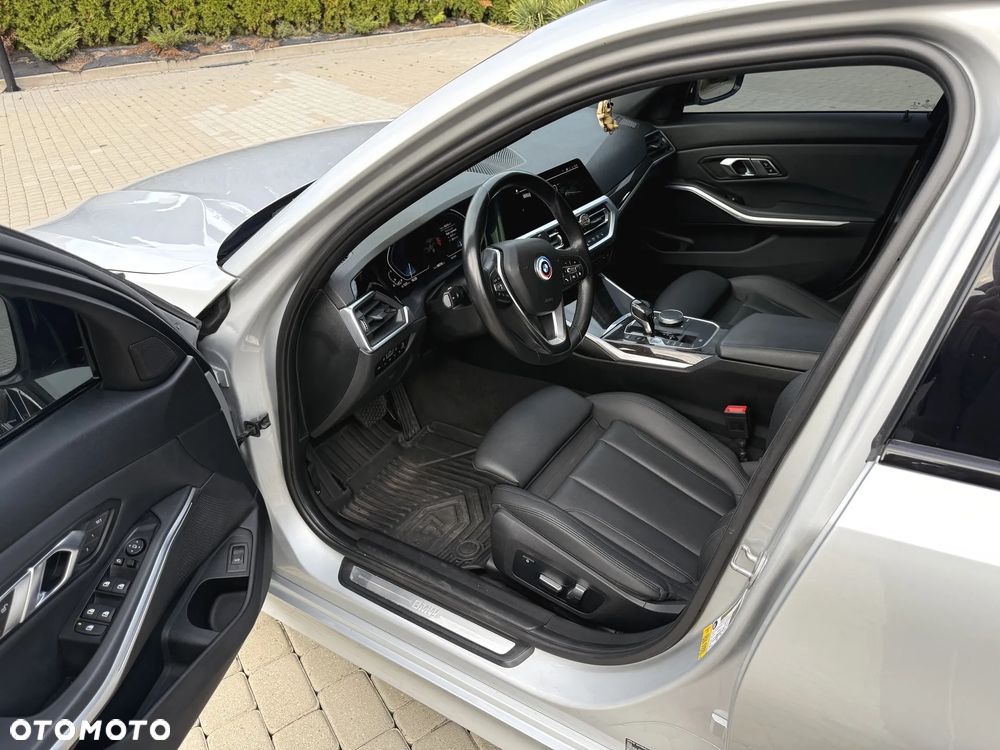 BMW Seria 3 330i Sport - 9
