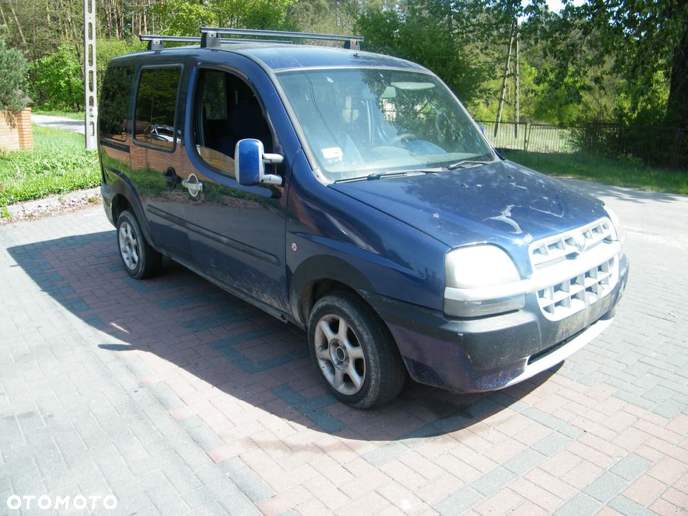 Fiat Doblo I (00-04r.) 1.9 JTD 100KM. Silnik 182B9000  (223ZXE1A) Skrzynia 55201066  (71723123; 55180658) lakier 480 BLUE VITALITY DERIN MAVI. Cały na części. GWARANCJA !!!  Przód Tył Zestaw Komplet Drzwi Klapa Zderzak Błotnik Maska Grill Atrapa Szyba Pas Lampa Lusterko Boczki Fotel Kanapa Kokpit Deska Rozdzielcza Przełącznik Włącznik Sterownik Przewody Wiązka Instalacja Moduł Komputer Czujnik Listwa Pompa Alternator Wtryski Głowica Rozrusznik Kompresor Sprzęgło Dwumas Silnik Skrzynia ABS Klimatyzacji Paliwa Wspomagania Kolektor Turbina Przepustnica Zawór Chłodnica Koło Hak Belka Sanki Zawieszenie Mcpherson Półoś Amortyzator Wydech Tłumik Zacisk Most - 4