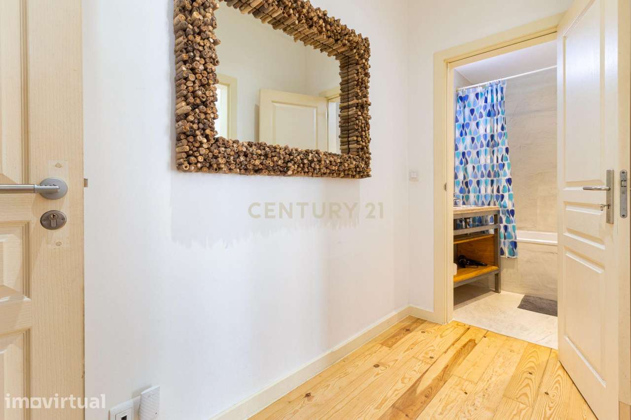 Oportunidade: Imóvel com 2 Apartamentos T1 renovados, mobilados, em ex - Grande imagem: 4/38