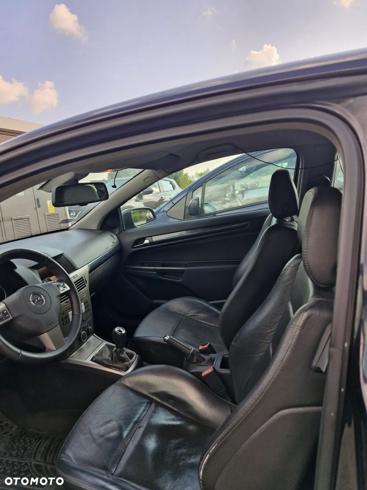 Opel Astra III GTC 2.0 T Cosmo - 14