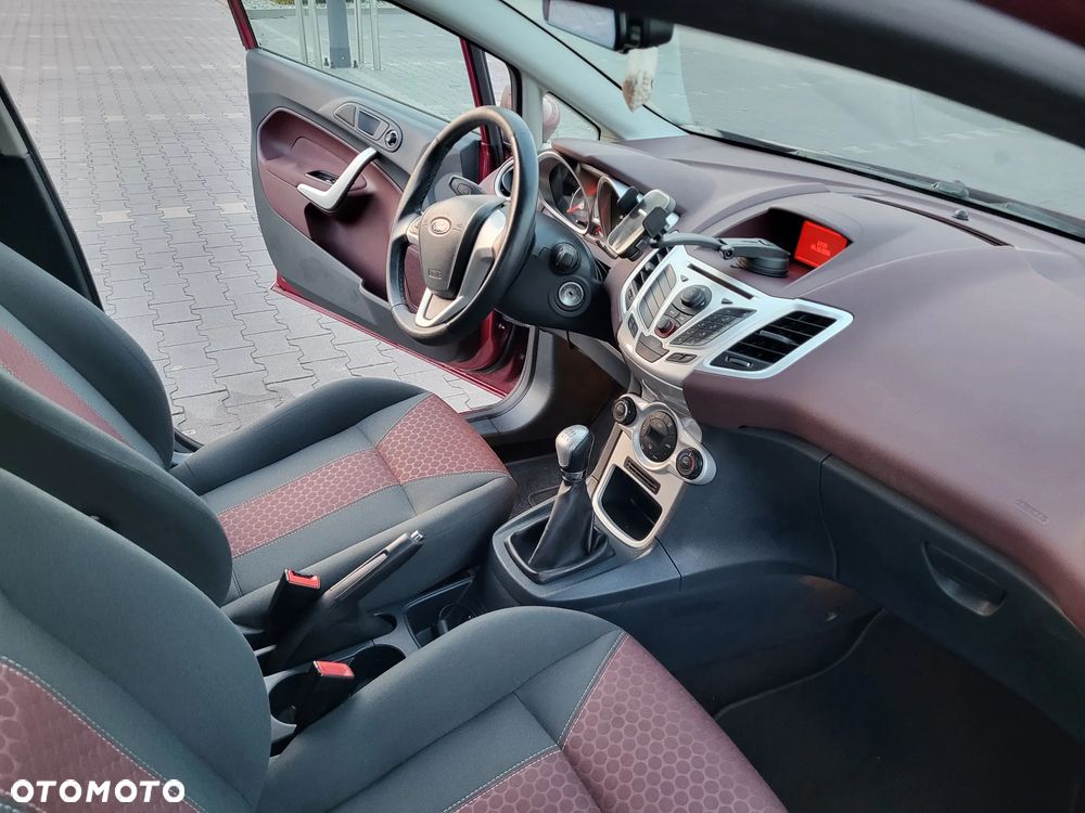 Ford Fiesta 1.6 TDCi DPF Ghia - 16