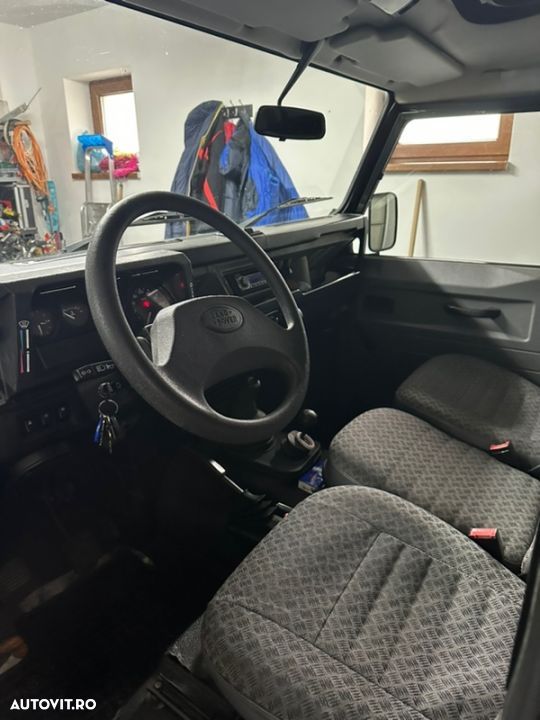 Land Rover Defender 90 County SW - 12
