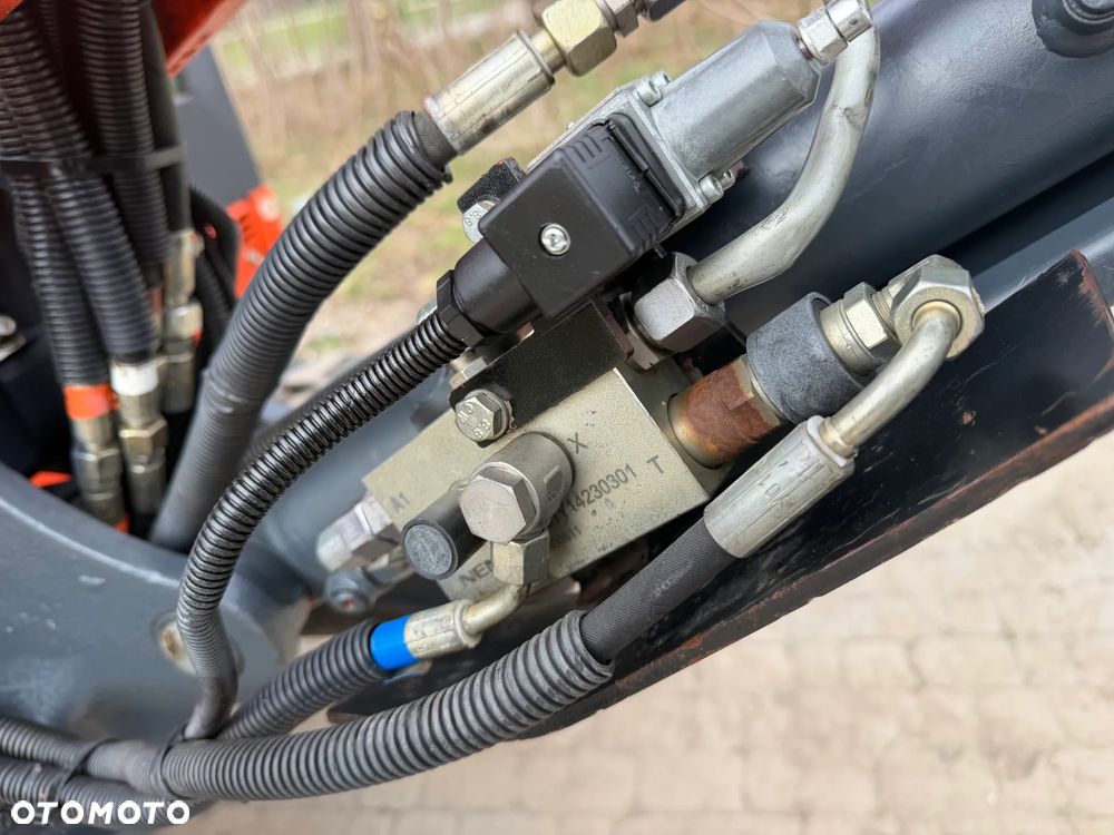 Kubota U27 Minikoparka koparka gąsienicowa 2.8 tony. jak Nówka sztuka z salonu! 2017 rok. 2200mtg. Przywieziona z Gospodarstwa Norweskiego! Zadbana Maszyna ani deka luzów i wycieków. Aktualna Dekra dokumentacja BMWT! Szybkozłącze Hydrauliczne. Szybka wolna jazda.Zamki na tłokach. Wersja Norweska!! OKAZJA - 15