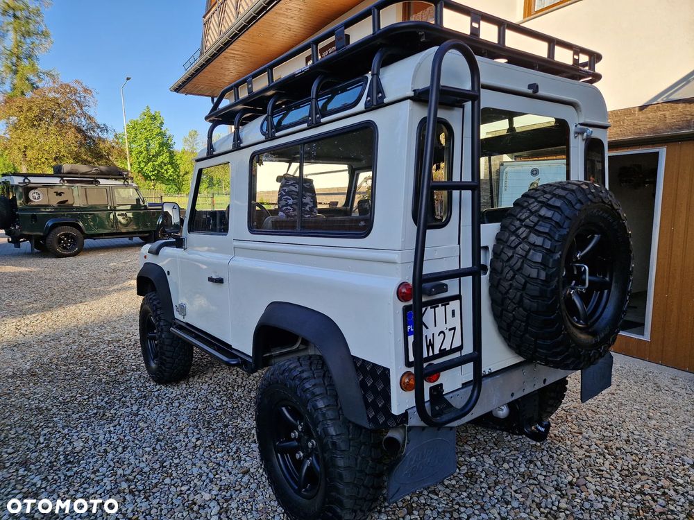 Land Rover Defender - 33