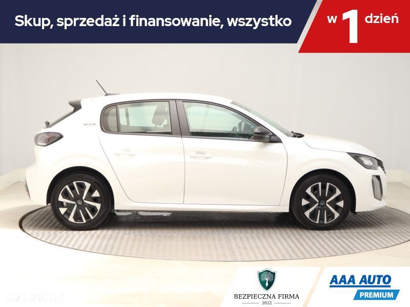 Peugeot 208 - 8