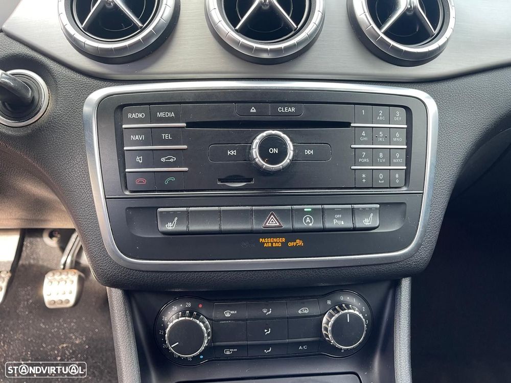 Mercedes-Benz CLA 200 d Shooting Brake AMG Line - 16