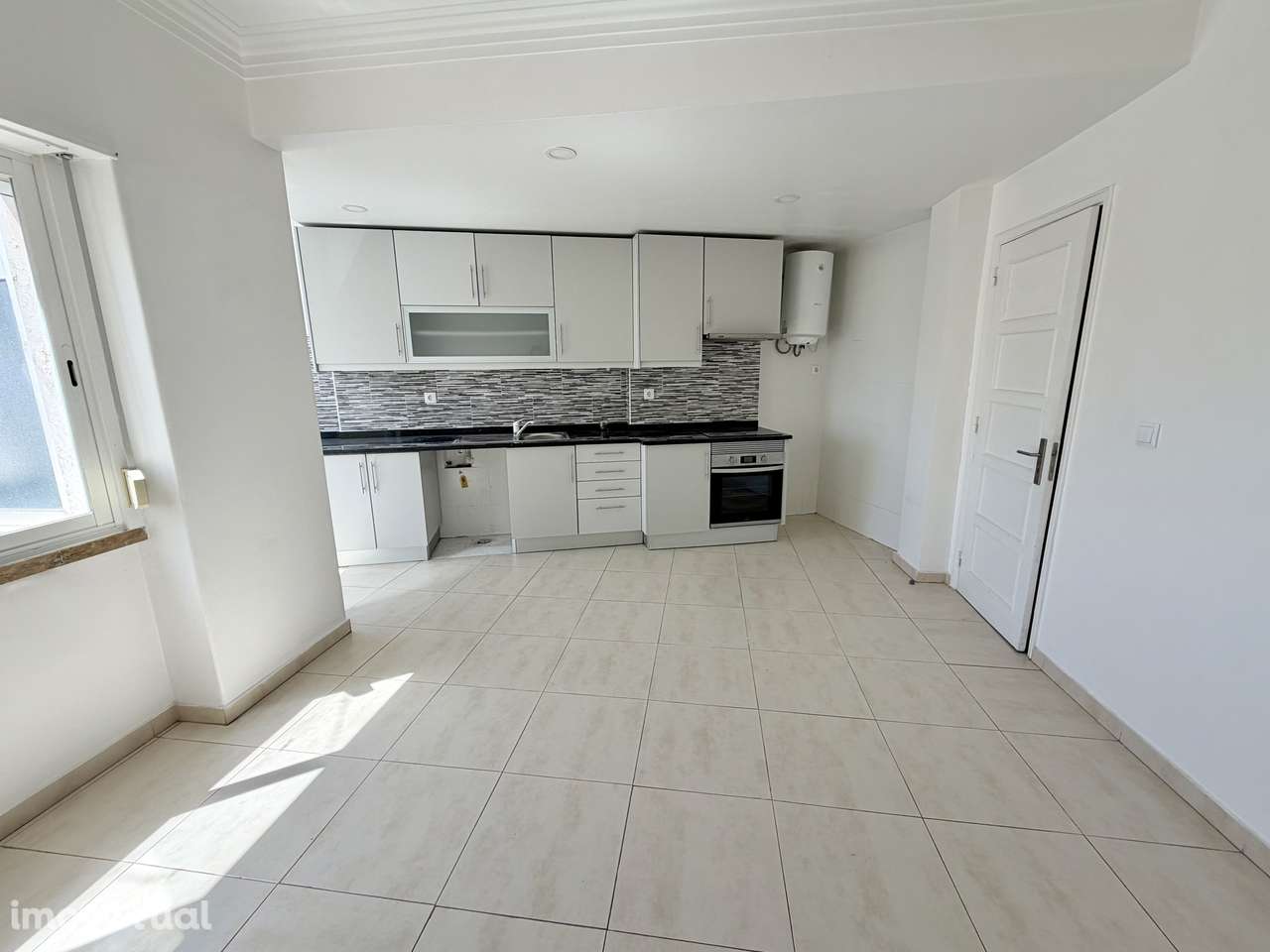 T2 remodelado na Damaia com varanda fechada e vista desafogada - Grande imagem: 4/22