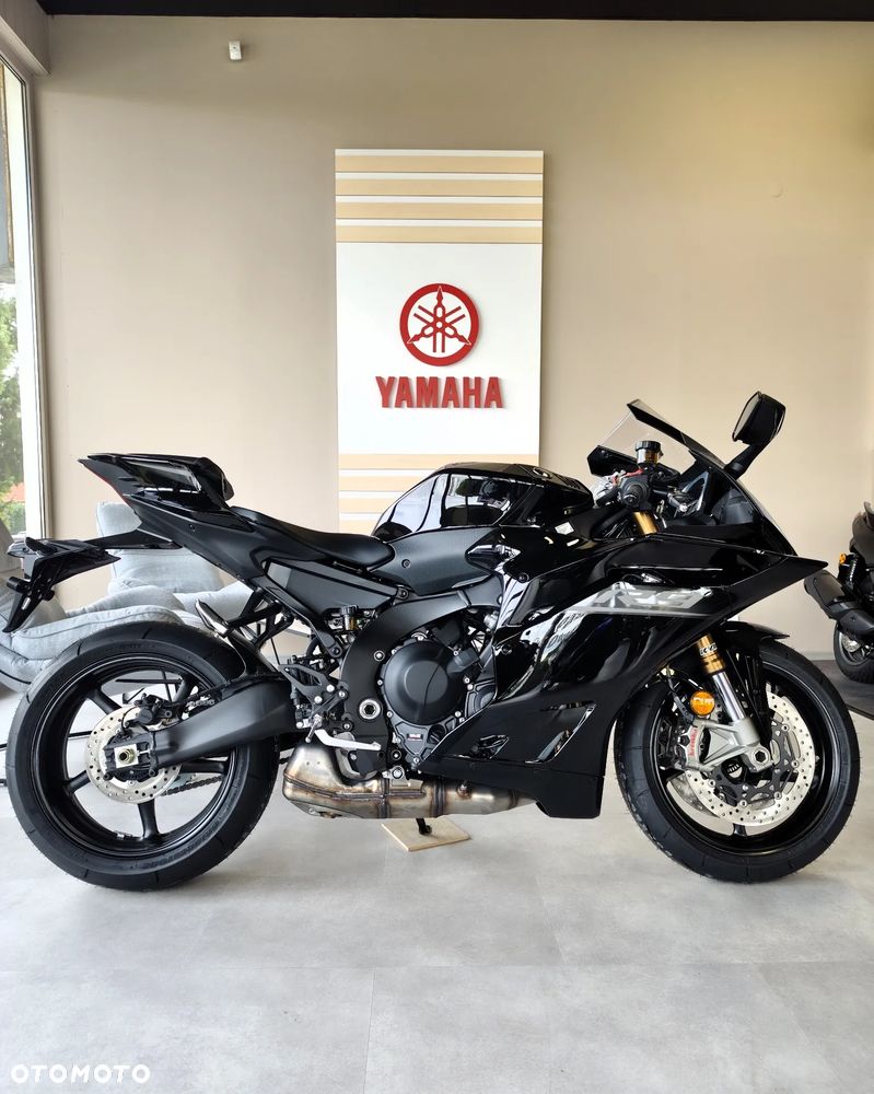 Yamaha R9