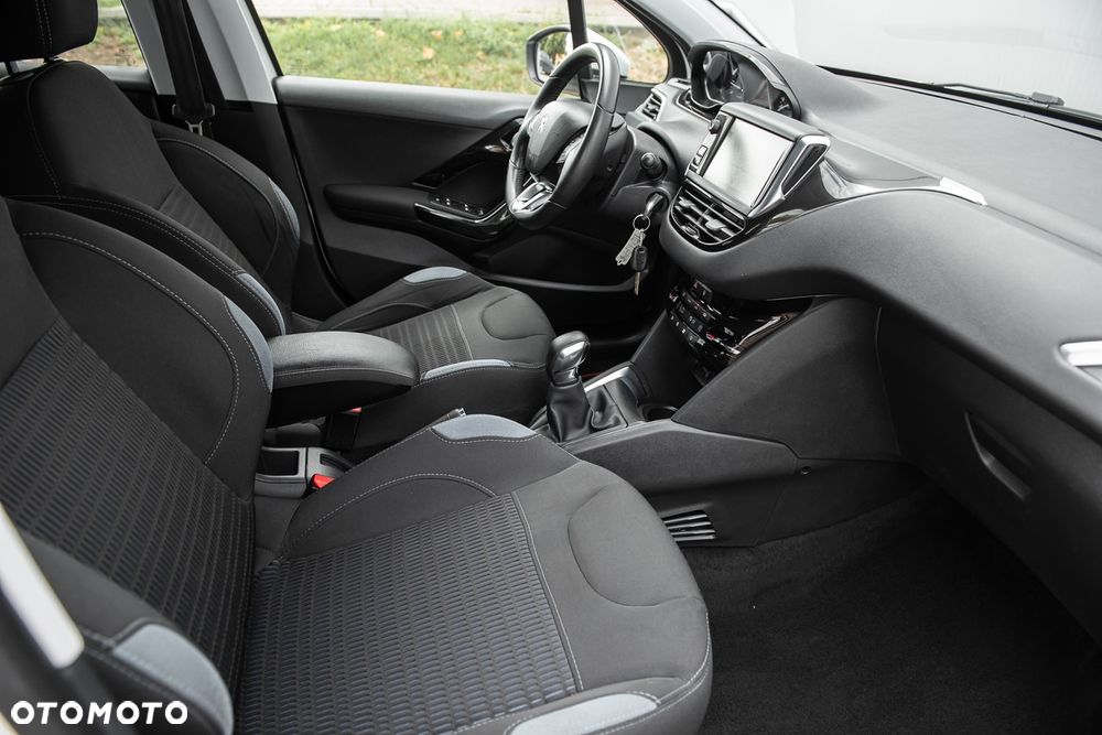 Peugeot 208 120 VTI Intuitive - 23