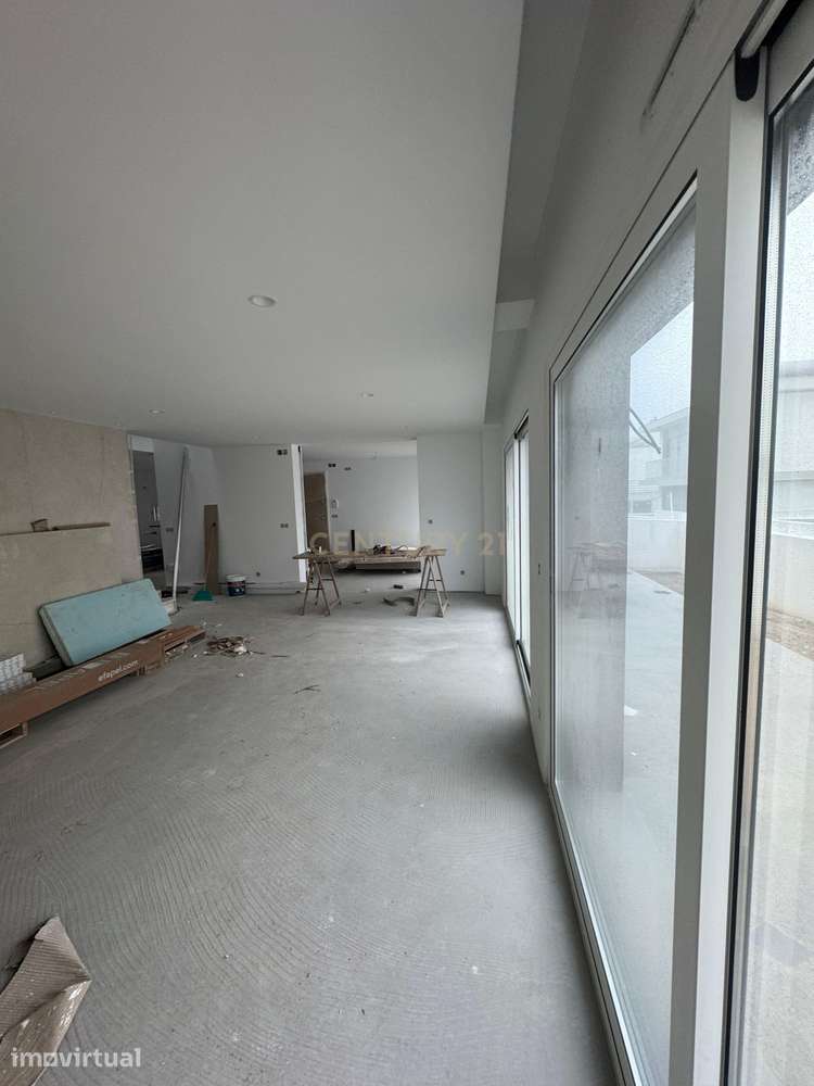 Moradia T4 contemporânea NOVA com 3 pisos em Trajouce, São Domingos de - Grande imagem: 4/21