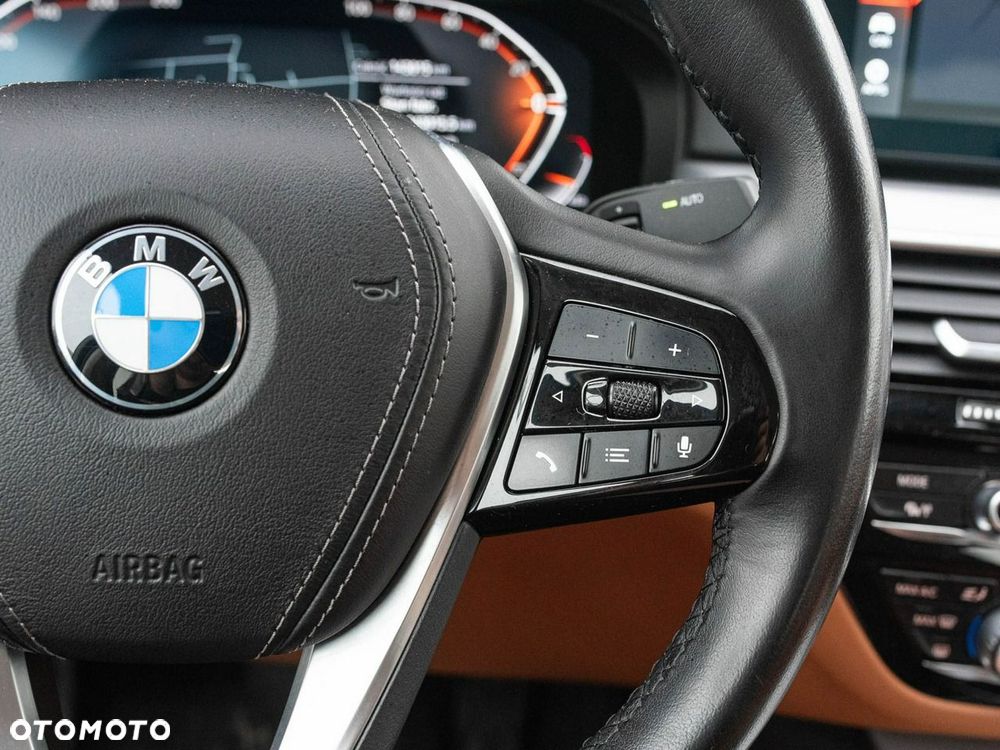 BMW Seria 5 520i mHEV - 15