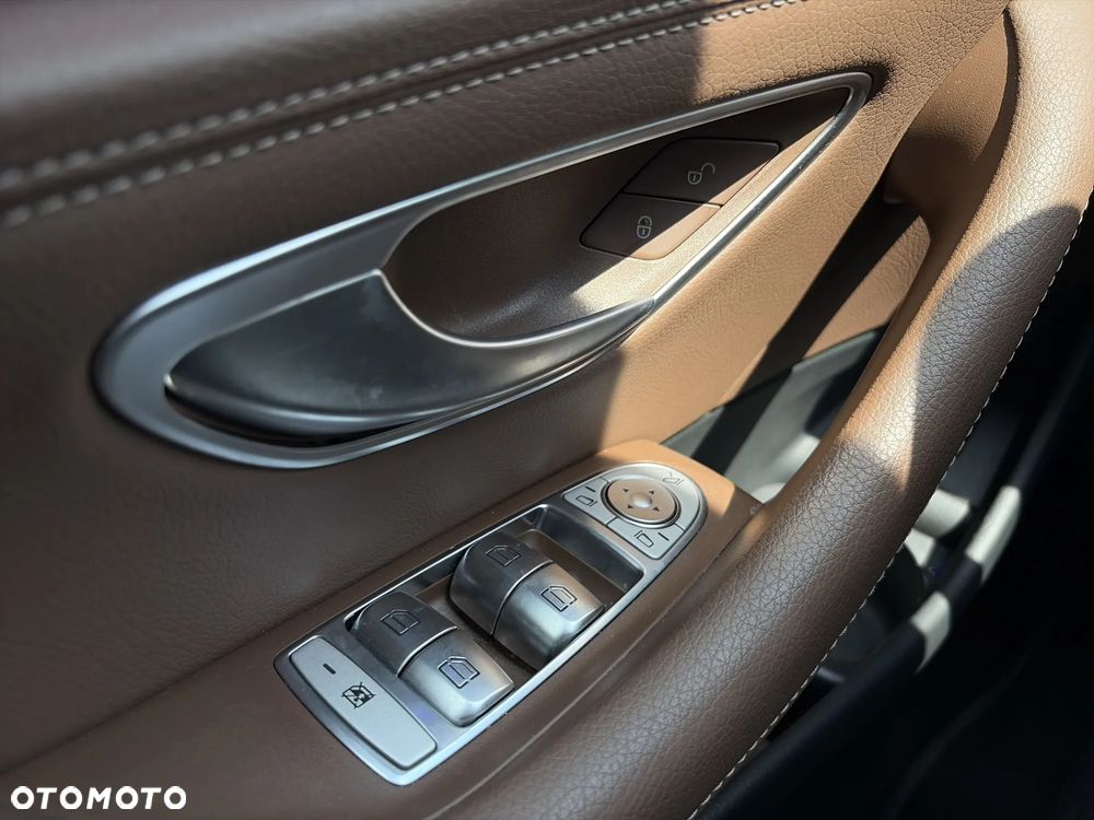 Mercedes-Benz Klasa E 220 d 4-Matic Exclusive - 33