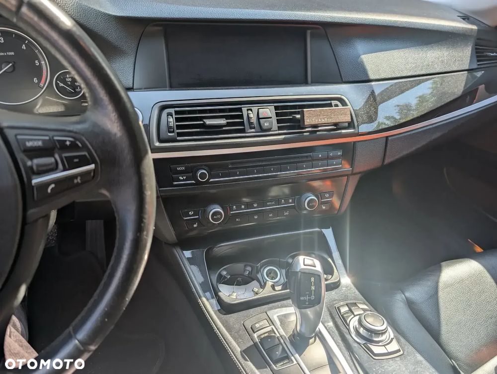 BMW Seria 5 525d xDrive - 15