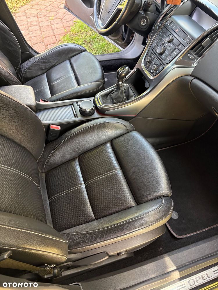 Opel Astra 1.6 T Cosmo - 11