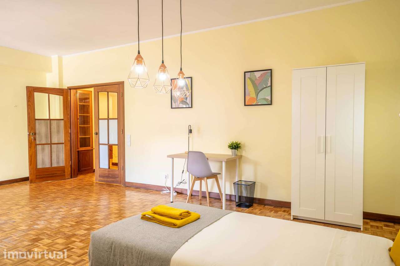 Bedroom in a 6-bedroom apartment in R. do Campo Alegre, Porto - Room 4 - Grande imagem: 3/20